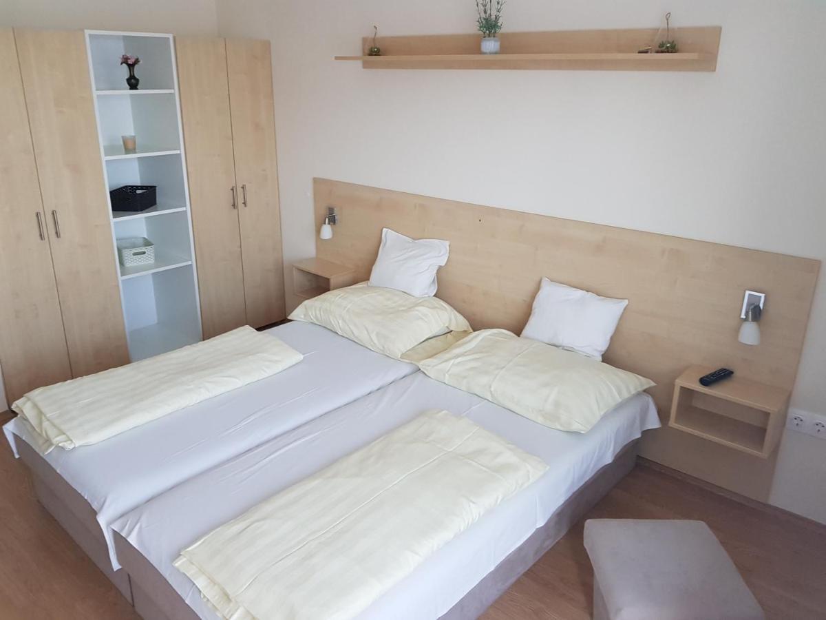 Szaloky Apartmanhaz Gyenesdias